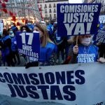 GRAF969. MADRID, 22/12/2021.- Vista de la manifestación de loteros para exigir una comisiones justas a las puertas del Teatro Real donde este miércoles se celebra el sorteo de la lotería de Navidad. EFE/ Miguel Osés