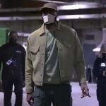 LeBron James, a su llegada al Staples Center con un puro en la mano.