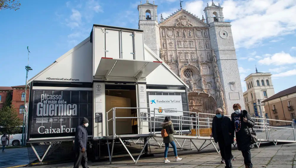La Fundación 'La Caixa', el Museo Reina Sofía y el Ayuntamiento de Valladolid presentan la exposición "Picasso. El Viaje del Guernica", en la Plaza de San Pablo de Valladolid