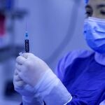 La dosis de refuerzo protege mejor contra Ómicron que las primeras dos dosis pero su efectividad comienza a disminuir en menos de tres meses.