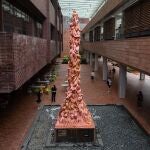 Una vista de la escultura en la Universidad de Hong Kong