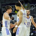 Williams-Goss y Llull felicitan a Urban Klavzar en su debut como jugador del Madrid en la Euroliga