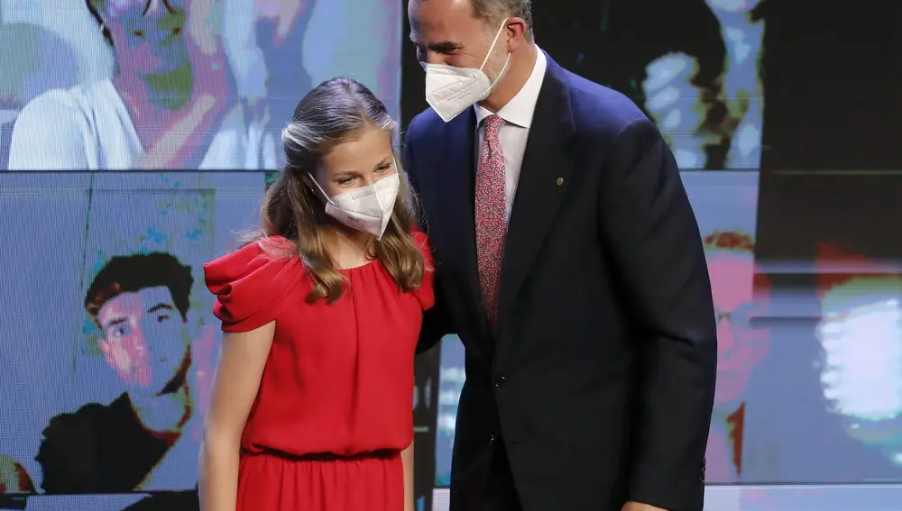 El rey Felipe VI y la princesa Leonor durante el acto de entrega de los premios de la Fundación Princesa de Girona (FPdGi) en Barcelona.