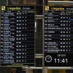 Dos paneles de llegadas en el aeropuerto de Adolfo Suárez, el día de Nochebuena. Iberia opera el 100% de su red global previa a la pandemia durante estas fechas navideñas.