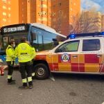 Sanitarios del Samur en el lugar del accidente, junto al autobús de la EMT