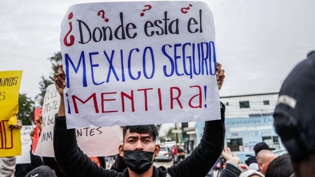 -FOTODELDIA- MEX1459. TIJUANA (MÉXICO), 22/12/2021.- Migrantes de diversas nacionalidades se manifiestan por la falta de seguridad durante su paso por México, en un cuartel militar, el 21 de diciembre de 2021, en la ciudad de Tijuana, en Baja California (México). El crimen organizado ha aprovechado la crisis migratoria en México para hacerse de un jugoso negocio que ronda entre los 3.000 a 5.000 millones de dólares anuales, según estiman expertos en migración y narcotráfico. EFE/Joebeth Terriquez