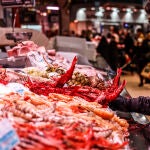 Un vendedor en un puesto de marisco, en el Mercado Central de Valencia