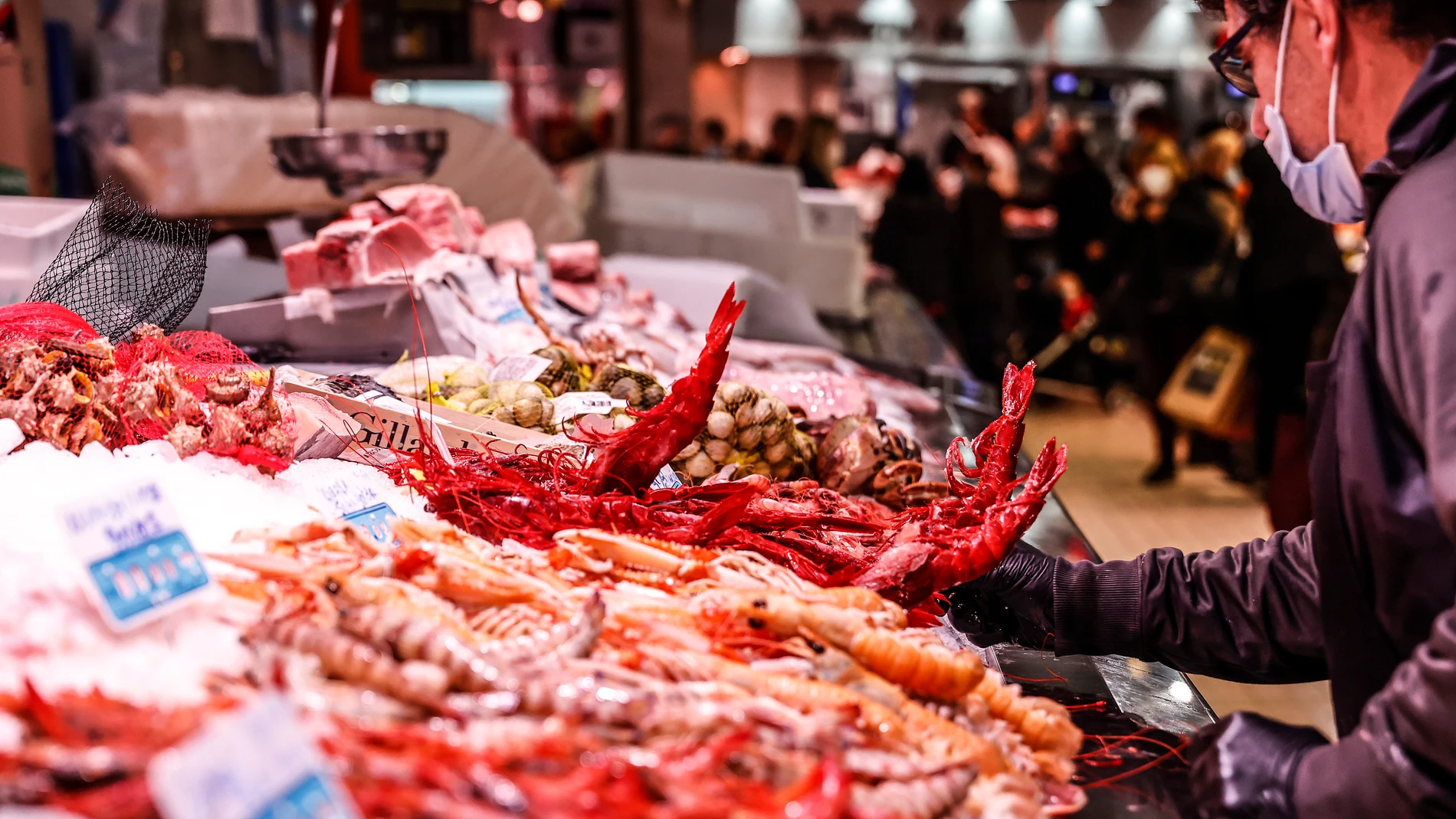 Un vendedor en un puesto de marisco, en el Mercado Central de Valencia