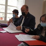El presidente de la institución provincial, Miguel Ángel de Vicente, la alcaldesa de la ciudad, Clara Luquero y la presidenta de la Sociedad Filarmónica, Carmen Gruber, suscriben el acuerdo
