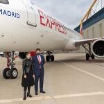 La concejala delegada de Turismo, Almudena Maíllo, y el presidente y consejero delegado de Iberia Express, Carlos Gómez