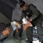 Militares venezolanos se llevan lingotes de oro de vuelta al Banco Central de Venezuela, en Caracas, en una imagen de 2017