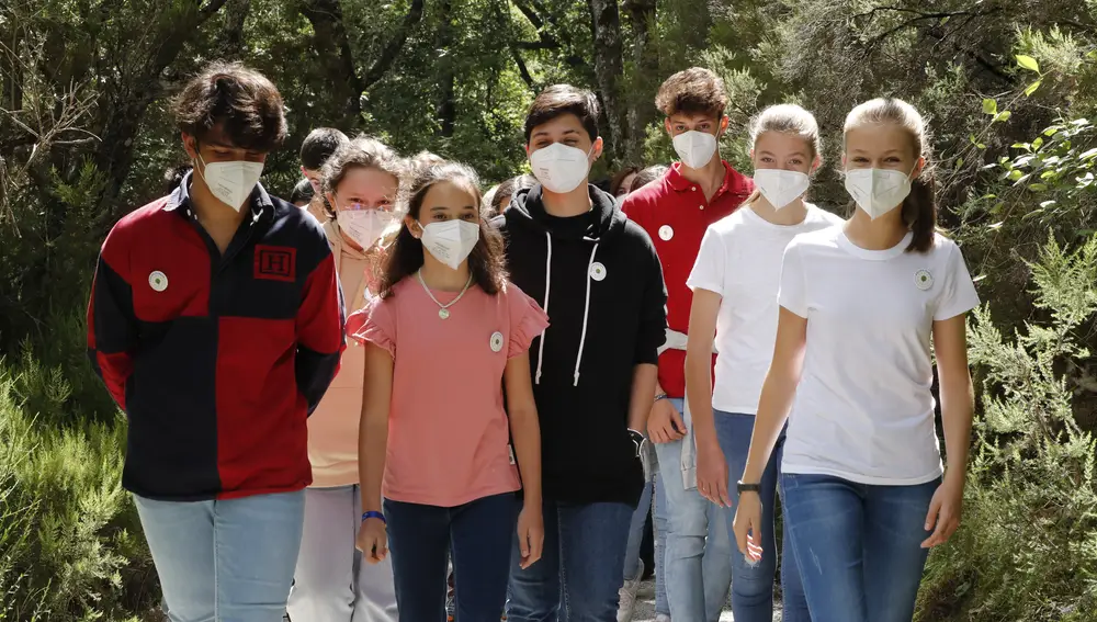 Una de las fotografías que aparece en imagen sobre una de las consolas del Salón donde el Rey ha dado su Mensaje de Navidad. En ella aparecen a la derecha la Princesa de Asturias, Doña Leonor y la Infanta Sofía.