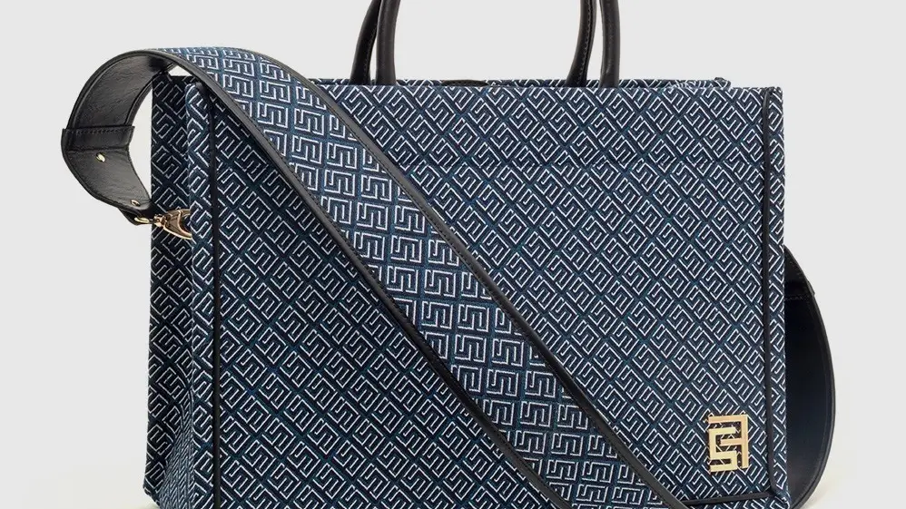 Bolso en formato tote con toque dorado.