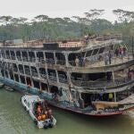Labores de rescate tras el incendio en la madrugada de este viernes de un ferry en el río Sugandha, al sur de Bangladés