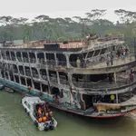 Labores de rescate tras el incendio en la madrugada de este viernes de un ferry en el río Sugandha, al sur de Bangladés