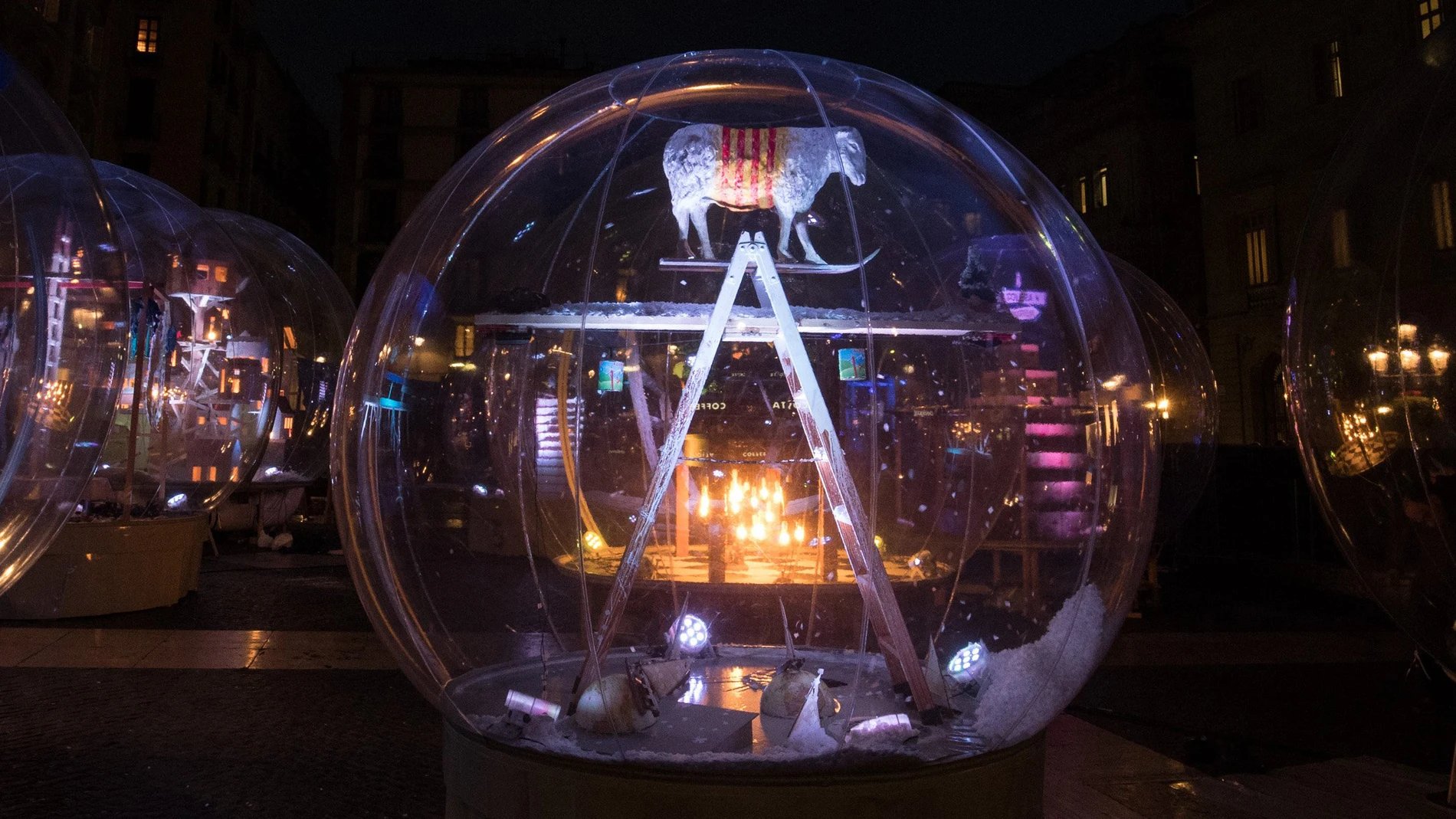 Belén instalado en la plaza Sant Jaume el Ayuntamiento de Barcelona compuesto por grandes bolas de plástico dentro de las cuales hay una especie de alegoría cultural relacionada con la Navidad