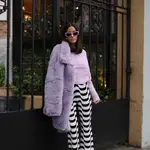 La influnecer nos da las claves para incorporar el “Very Peri” en nuestros estilismos diarios