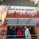 La portavoz del PP en el Ayuntamiento de Valencia, María José Catalá, en la puerta del Mercado de Rojas Clemente
