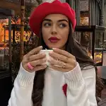 Violeta Mangriñán con un look muy parisino.