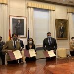 El consejero de Fomento en funciones, Juan Carlos Suárez-Quiñones, junto al alcalde de Valladolid, Óscar Puente, tras el acuerdo