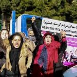 Las dos medidas han sido difundidas a través de las redes sociales apenas semanas después de que el Gobierno del Emirato Islámico instara a los canales televisivos afganos a dejar de emitir series en cuyo reparto haya actrices