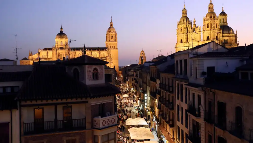 La calle de La Rúa en Salamanca con las torres de la catedral y la clerecía