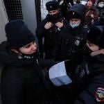 La Policía rusa detiene a un simpatizante de Memorial ante la sede del Supremo en Moscú