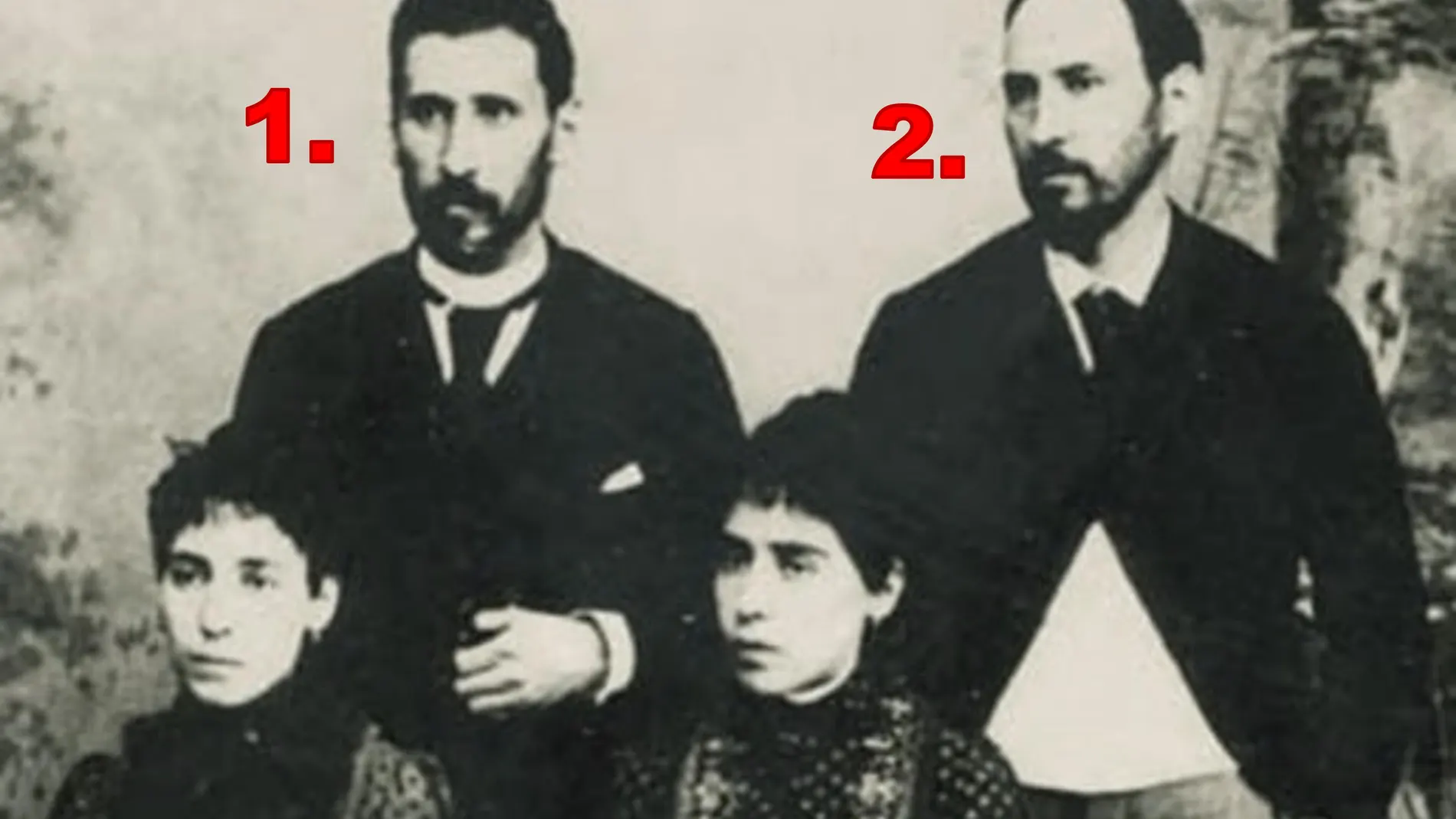 De izquierda a derecha, podemos ver a Pedro Ramón y Cajal y Santiago Ramón y Cajal. Bajo ellos están sus hermanas, Pabla Ramón y Cajal y Jorja Ramón y Cajal. Revista Serrablo, Marzo 1990, Volumen 20