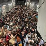 Centenares de afganos se hacinan en un avión de carga de EE UU para huir del país
