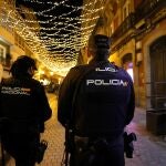 Dos agentes de la Policía Nacional patrullan por una céntrica calle