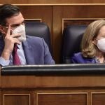 El presidente del Gobierno, Pedro Sánchez, y la vicepresidenta primera del Gobierno y ministra de Asuntos Económicos y Transformación Digital, Nadia Calviño