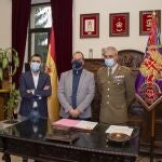 El coronel, Ignacio García López, en representación del Jefe del Estado Mayor; el Decano del Colegio de Ingenieros Técnicos de Obras Públicas de Castilla y León; Occidental (CITOPCyL), Óscar Sánchez Morán; y el secretario de la Confederación de Organizaciones de Empresarios Salmantinos (CEOE CEPYME, Empresas de Salamanca, anteriormente CONFAES), Víctor Manuel Yenes Barbero, tras firmar el acuerdo