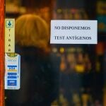 La demanda de test de antígenos de covid-19 para las reuniones de fin de año ha provocado su escasez en las farmacias
