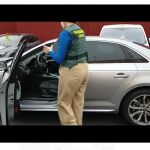 Un agente de la Guardia Civil inspecciona uno de los vehículos