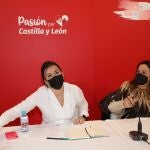 La secretaria de Organización del PSOE de Castilla y León, Ana Sánchez, atiende a la prensa junto a la secretaria general del PSOE de Palencia, Miriam Andrés