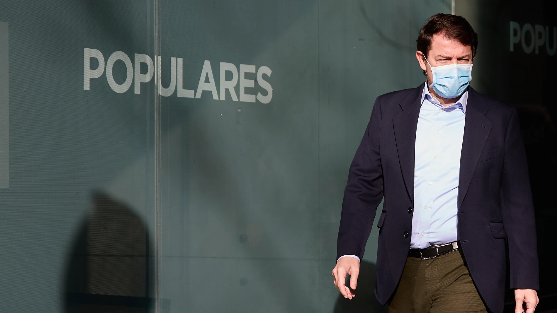 El presidente de la Junta de Castilla y León, Alfonso Fernández Mañueco, habla con los medios a su llegada a una reunión del Comité Ejecutivo Nacional del PP