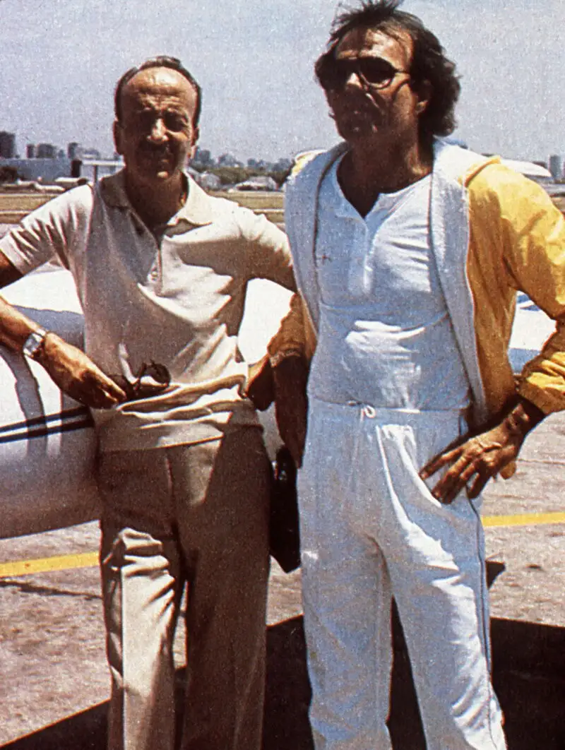 El doctor Julio Iglesias Puga (i), junto a su hijo, el cantante Julio Iglesias (d)