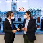 El líder del Partido Popular, Pablo Casado (i), junto al presidente de Castilla y León y candidato del PP a la reelección, Alfonso Fernández Mañueco