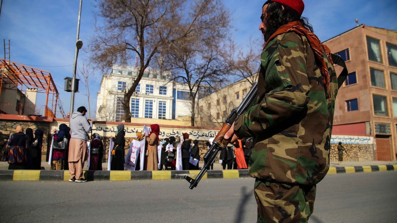 Los talibanes liberan a un estadounidense tras pactar con un enviado de Trump en Kabul