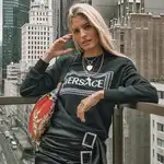 Teresa Andrés y la sudadera de Versace para salir de noche.