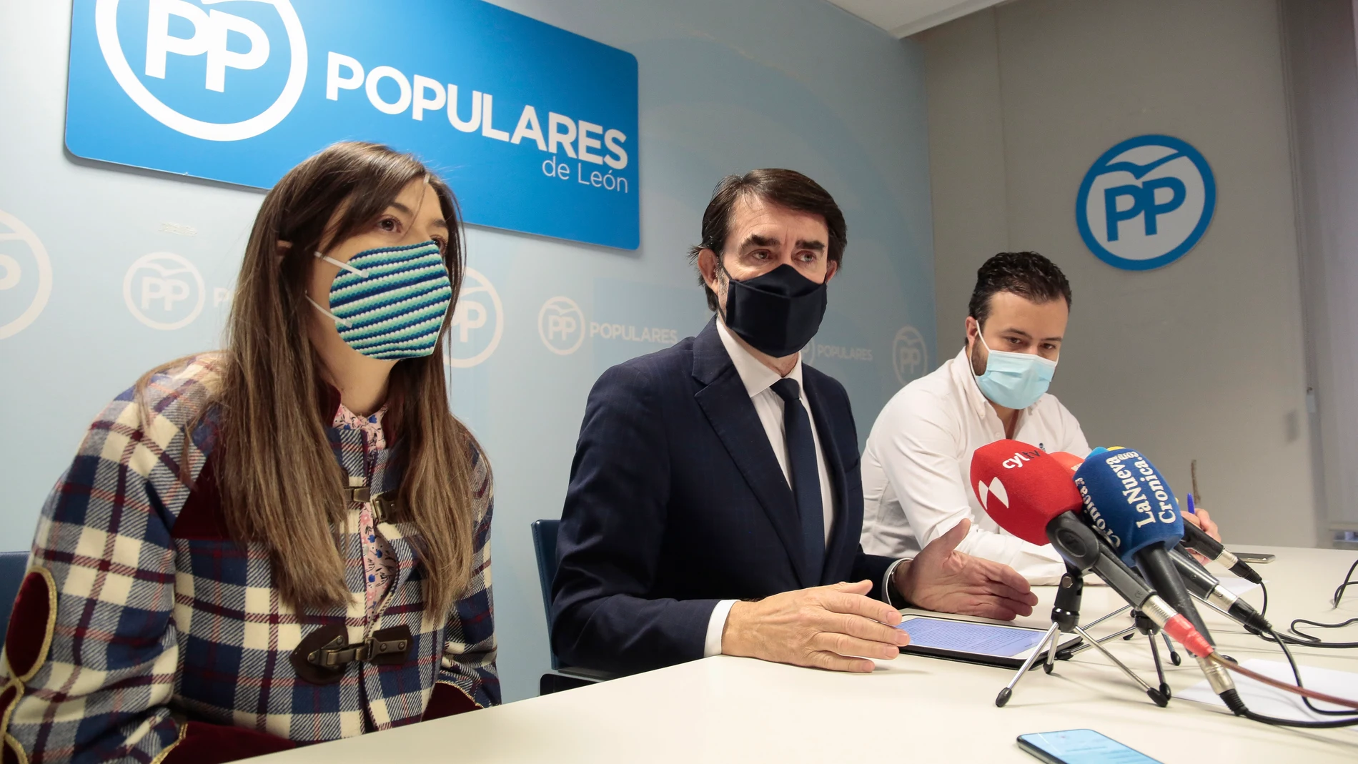 El coordinador de la ponencia del congreso autonómico del Partido Popular ‘Castilla y León moderna’, Juan Carlos Suárez Quiñones, presenta el contenido de la misma