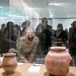 La consejera de Cultura y Patrimonio Histórico de la Junta de Andalucía, Patricia del Pozo, observa parte de las piezas expuestas en el Museo Íbero de Jaén. EFE/José Manuel Pedrosa.