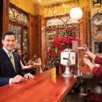 El presidente de la Junta, Juanma Moreno, en la taberna de Granada donde pronunció el mensaje de fin de año a los andaluces. JUNTA DE ANDALUCÍA