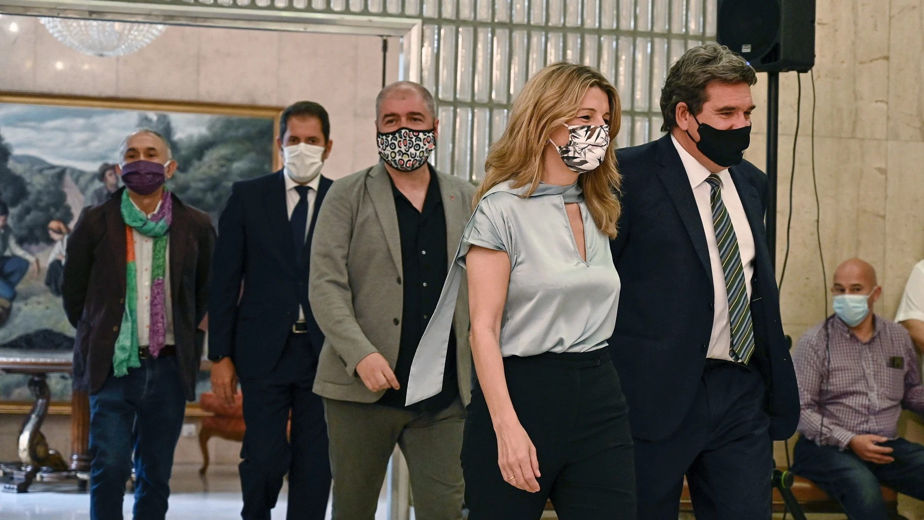 La ministra de Trabajo, Yolanda Díaz (2d), camina junto al ministro de Inclusión, Seguridad Social y Migraciones, José Luis Escrivá (d), el presidente de Cepyme, Gerardo Cuerva (2i) y los secretarios generales de UGT y CCOO, Pepe Álvarez (i) y Unai Sordo (c)
