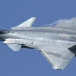 El J-20 es una aeronave del tipo monoplaza, grande y pesado. Su apariencia se asemeja a la del Sukhoi T-50 o el Lockheed Martin F-22 Raptor.