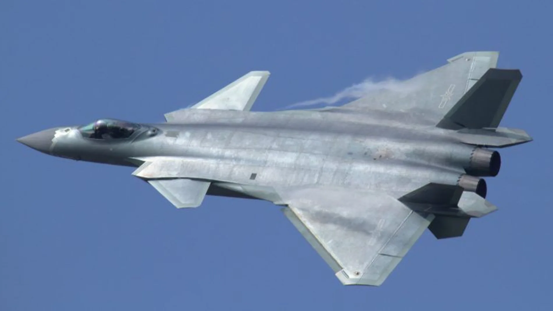 El J-20 es una aeronave del tipo monoplaza, grande y pesado. Su apariencia se asemeja a la del Sukhoi T-50 o el Lockheed Martin F-22 Raptor.