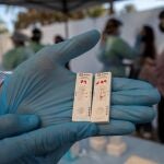 Un enfermero del 061 muestra dos test de antígenos positivos con Covid