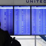 Un viajero comprueba un vuelo en el aeropuerto de Chicago O'Hare