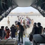 Varios de los afganos rescatados por el Ejército el pasado agosto en Kabul
