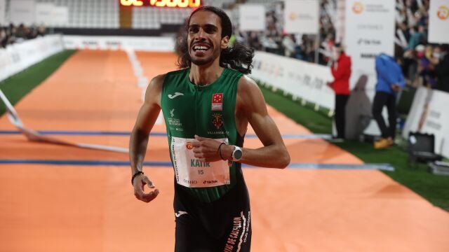Mohamed Katir celebra la victoria en la San Silvestre Vallecana